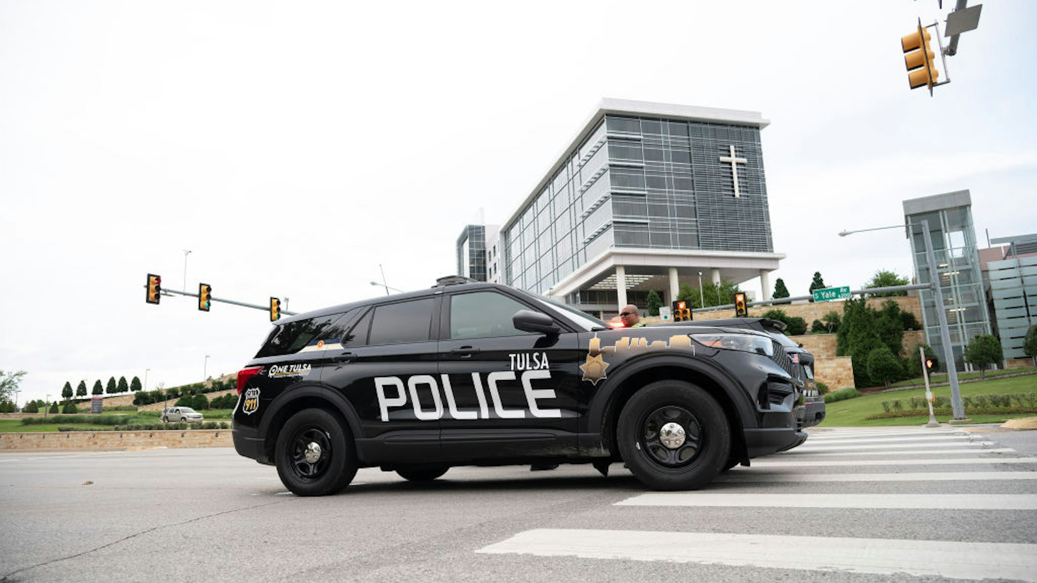 Police respond to the scene of a mass shooting at St. Francis Hospital on June 1, 2022 in Tulsa, Oklahoma.