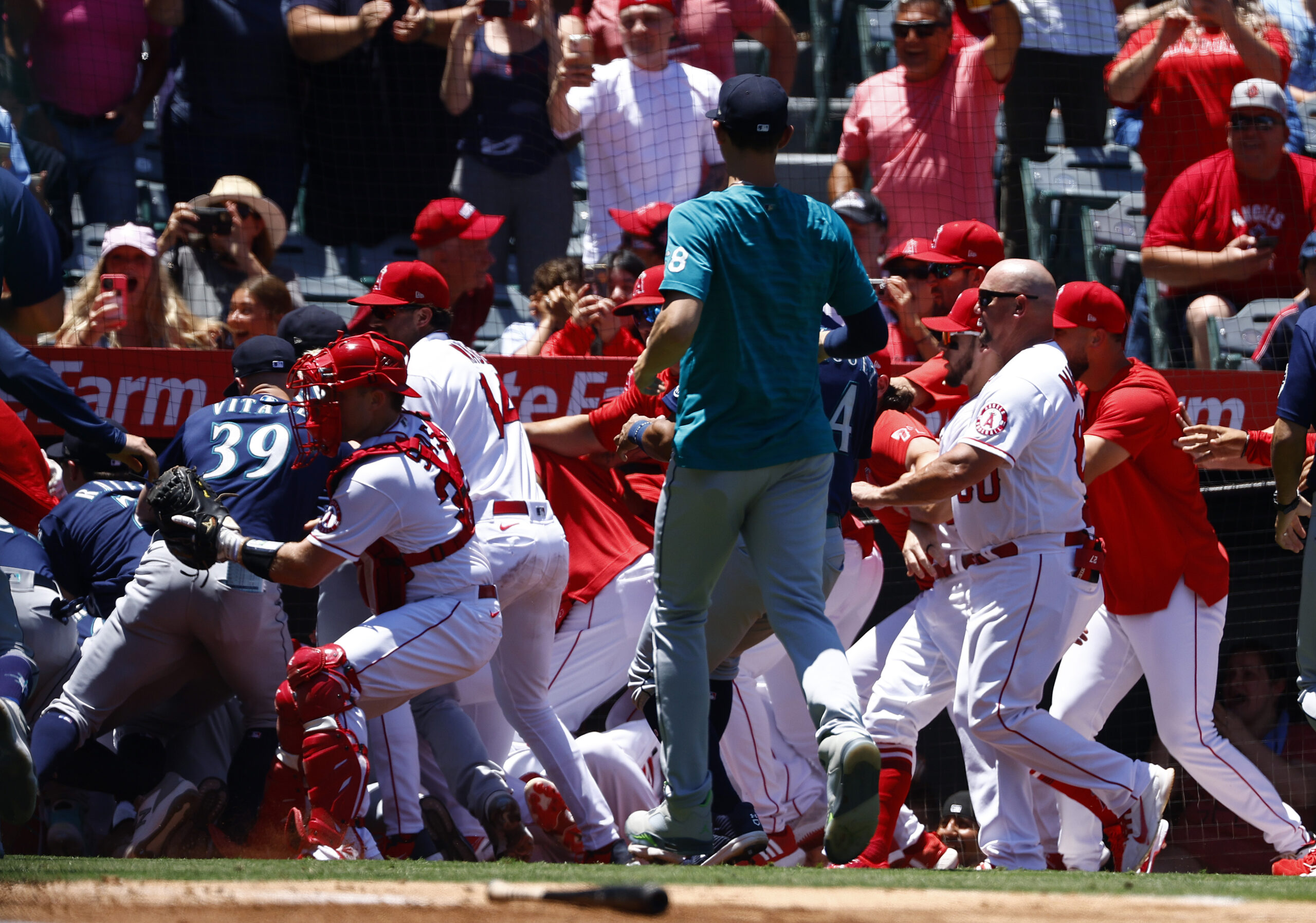 JP Crawford ejected for throwing punches in Mariners-Angels brawl