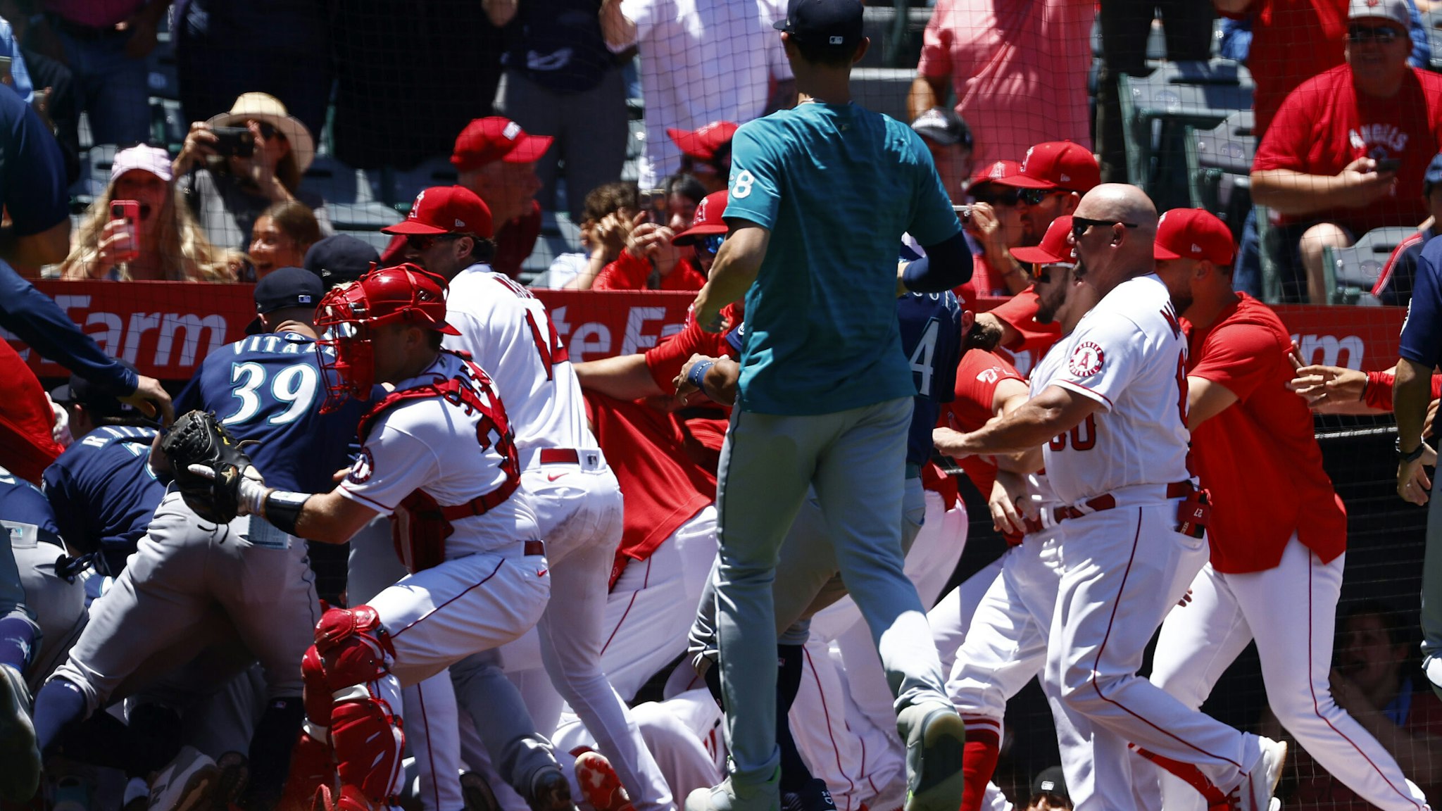 A Seattle Mariners fan ordered up a pizza for outfielder Jesse Winker after he was ejected following a brawl with the Los Angeles Angels