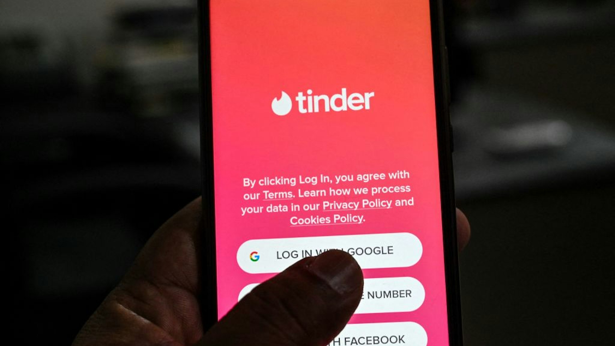In this photo illustration taken on October 6, 2020, a user checks the dating app Tinder on a mobile phone in Islamabad. - Unlike in many countries where meeting online is routine, Pakistanis who use dating apps regularly face harassment and judgmental relatives -- and now also have to contend with a government clampdown. - To go with 'PAKISTAN-MARRIAGE-DATING', FOCUS by David Stout and Kaneez Fatima in Lahore (Photo by Aamir QURESHI / AFP) / To go with 'PAKISTAN-MARRIAGE-DATING', FOCUS by David Stout and Kaneez Fatima in Lahore