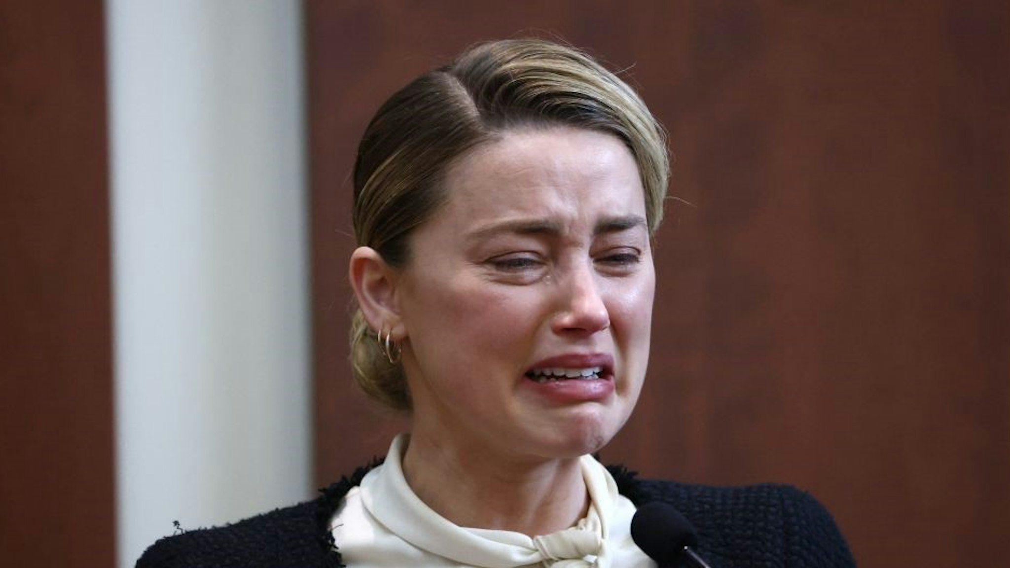US actress Amber Heard testifies at the Fairfax County Circuit Courthouse in Fairfax, Virginia, on May 5, 2022. - Actor Johnny Depp is suing ex-wife Amber Heard for libel after she wrote an op-ed piece in The Washington Post in 2018 referring to herself as a public figure representing domestic abuse. (Photo by Jim LO SCALZO / POOL / AFP) (Photo by