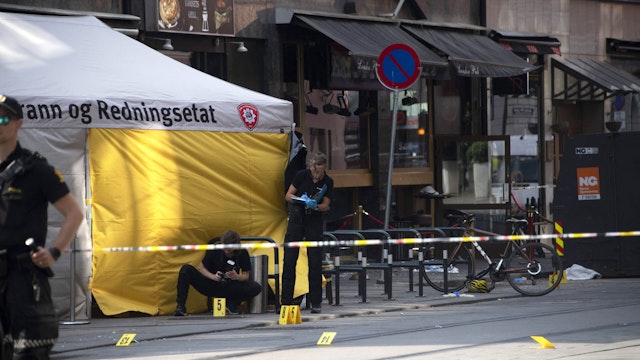 Police investigators are seen working at the crime scene on June 25, 2022, in the aftermath of a shooting outside pubs and nightclubs in central Oslo killing two people injuring 21. - Police said a suspect had been arrested following the shootings, which occurred around 1:00 am (2300 GMT Friday) in three locations, including a gay bar, in the centre of the Norwegian capital. Police reported two dead and 14 wounded, said two weapons had been seized and are "investigating the events as a terrorist act".