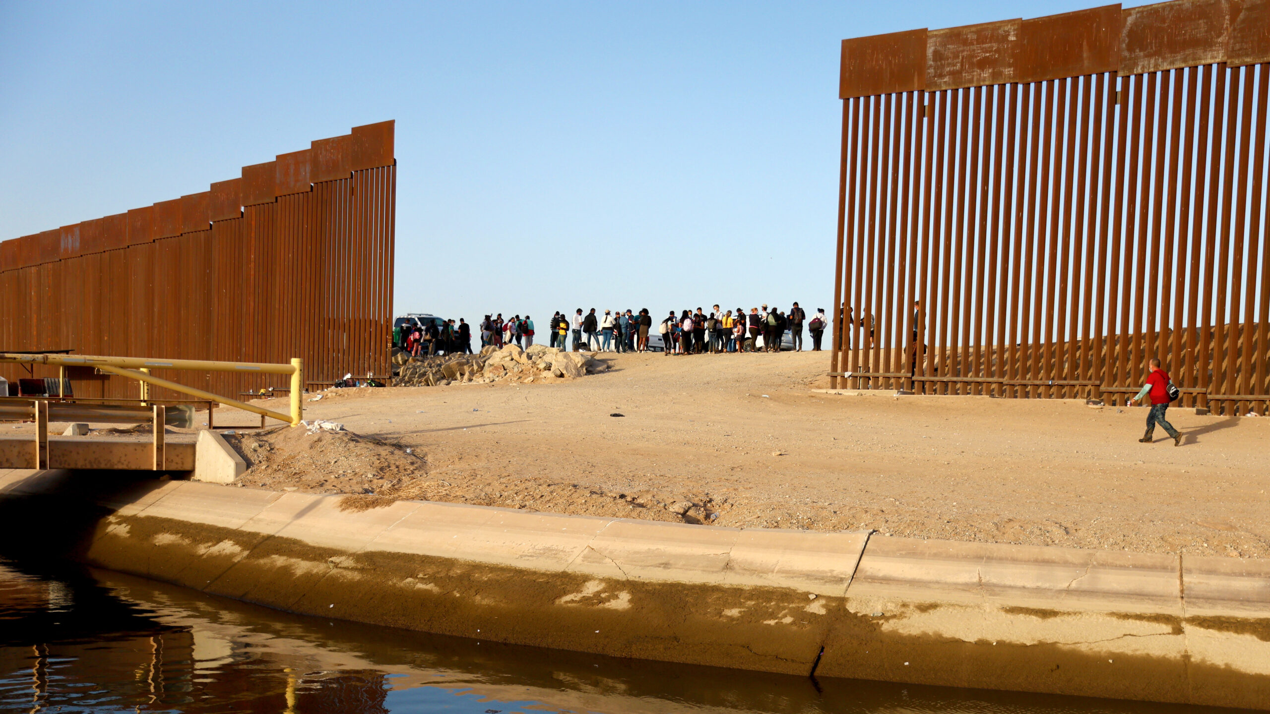 Arizona Bucks Biden Admin, Begins Filling In Huge Border Wall Gap On 