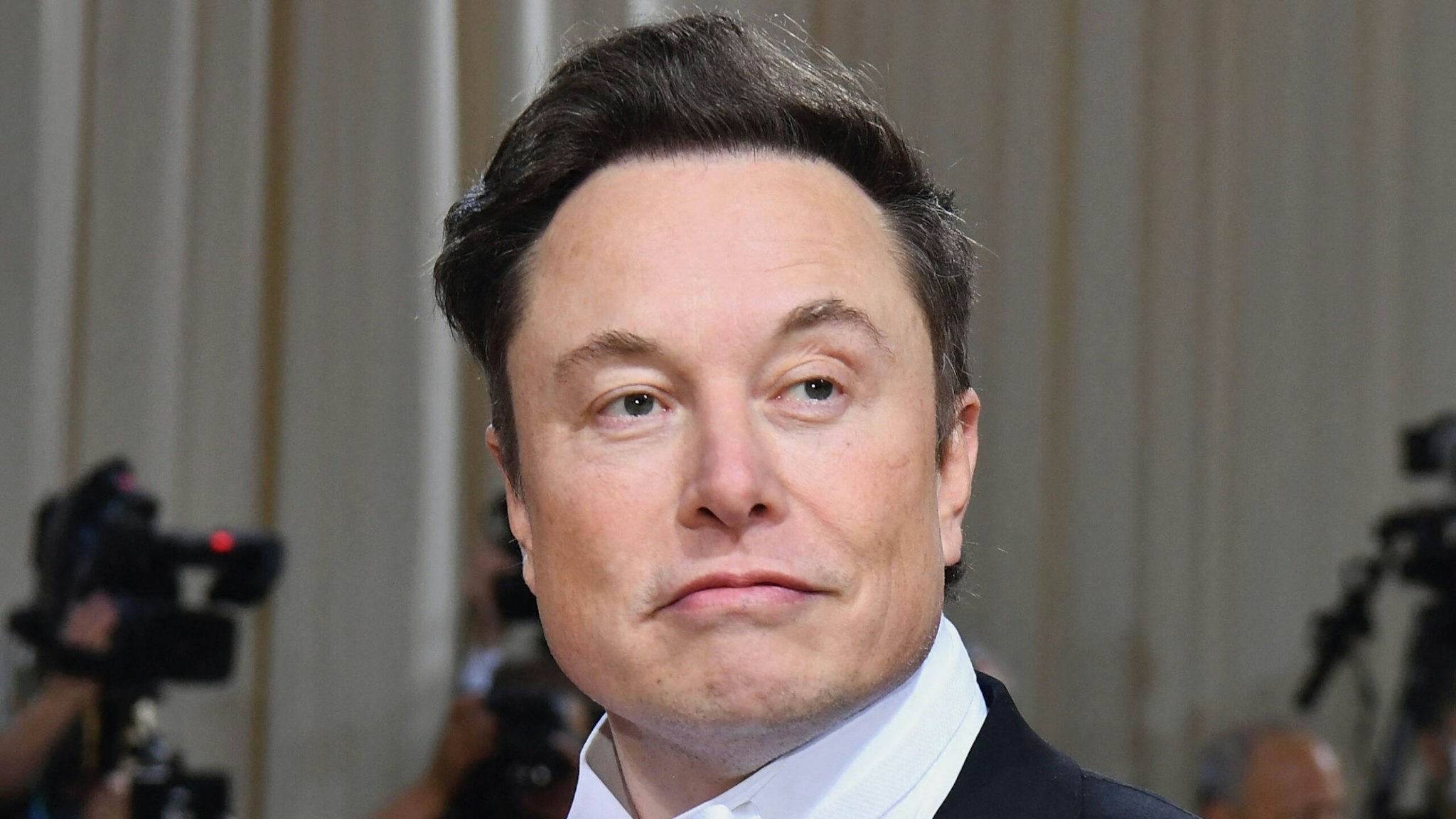 Elon Musk arrives for the 2022 Met Gala at the Metropolitan Museum of Art on May 2, 2022, in New York. - The Gala raises money for the Metropolitan Museum of Art's Costume Institute. The Gala's 2022 theme is "In America: An Anthology of Fashion".