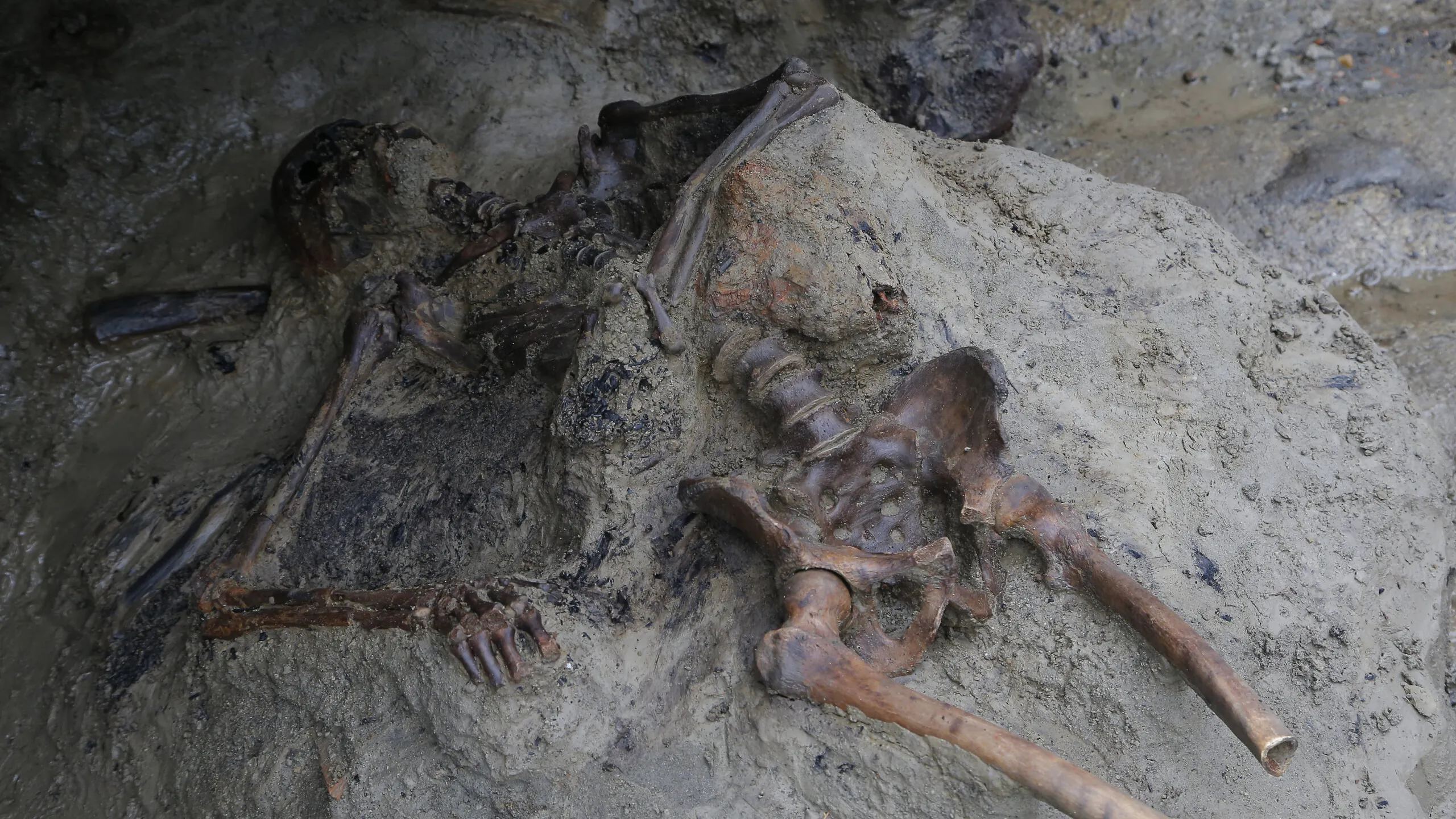 Selfie-Snapping American Tourist Follows Dropped Phone Into Legendary Volcano Mount Vesuvius