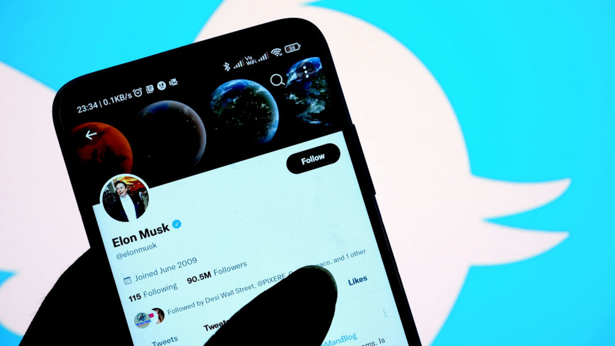 INDIA - 2022/05/03: In this photo illustration, Elon Musk Official Twitter account is seen displayed on a smartphone with a Twitter logo in the background. (Photo Illustration by Avishek Das/SOPA Images/LightRocket via Getty Images)