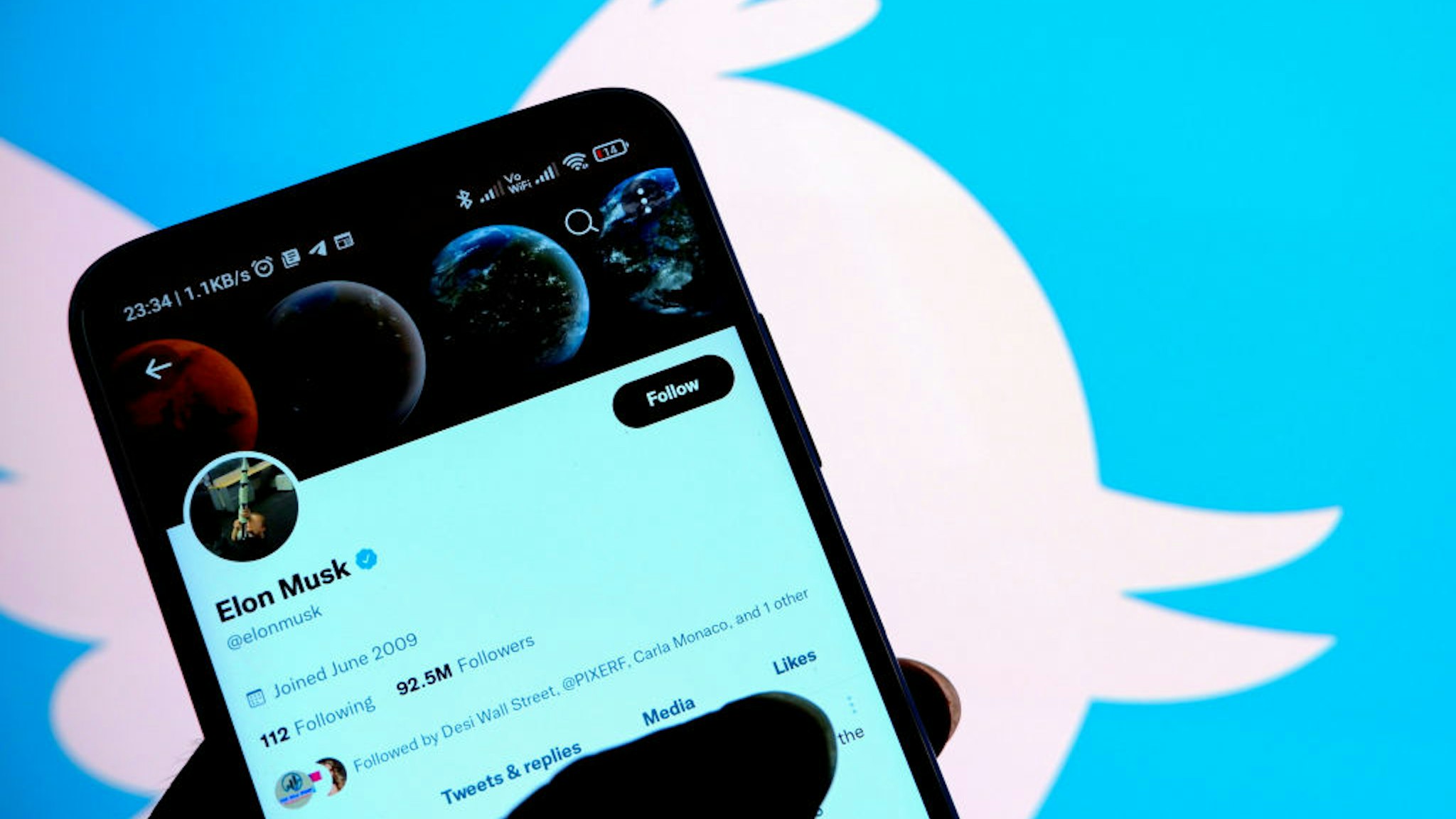 INDIA - 2022/05/12: In this photo illustration, Elon Musk Official Twitter account seen displayed on a smartphone with a Twitter logo in the background. (Photo Illustration by Avishek Das/SOPA Images/LightRocket via Getty Images)