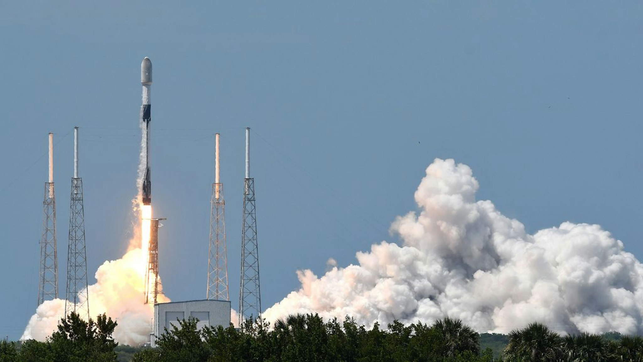 A SpaceX Falcon 9 rocket lifts off from pad 40 at the Cape Canaveral Space Force Station carrying the 29th batch of approximately 60 satellites as part of SpaceX's Starlink broadband internet network.