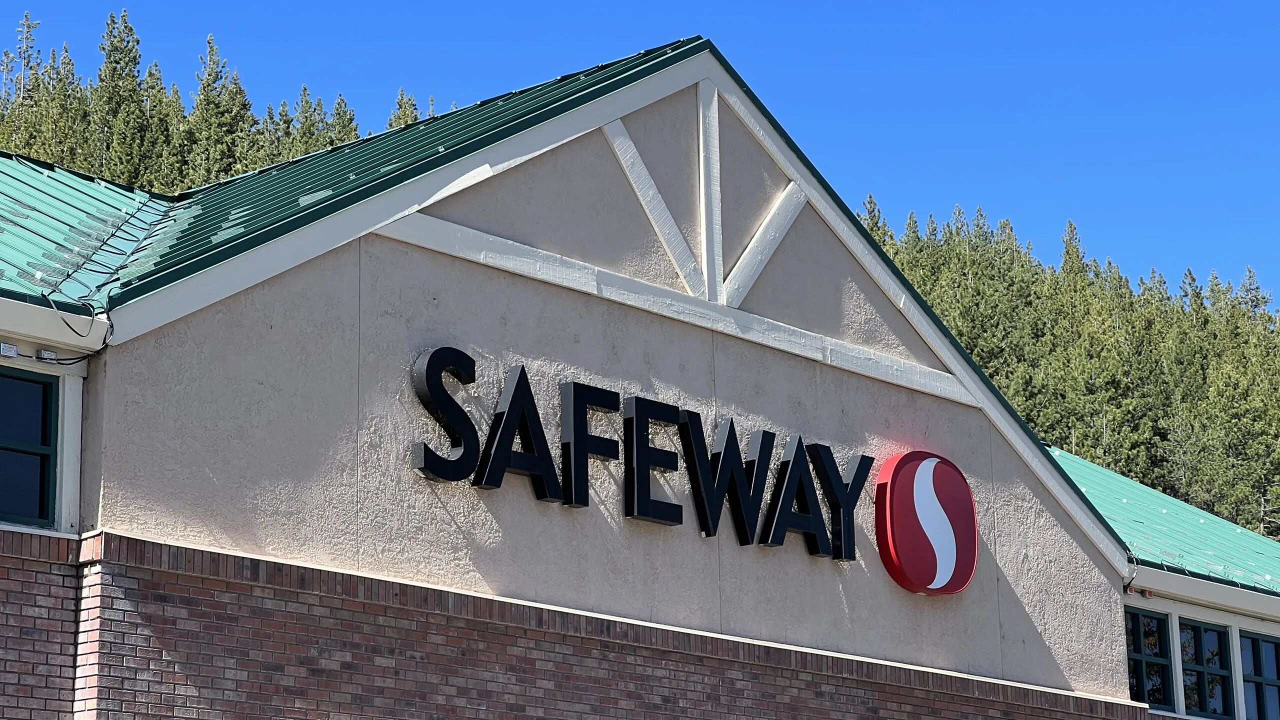 Oregon Safeway Employee Deemed Heroic After Attempting To Disarm Gunman Who Killed 2, Injured 2: Police