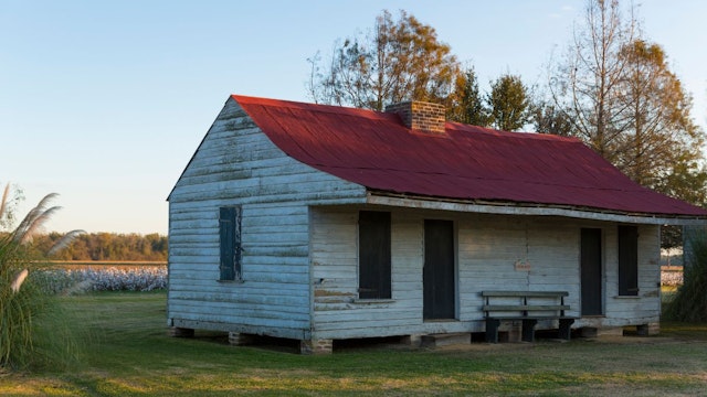 Preserved slave quarters shacks at cotton plantation at Frogmore Farm in Ferriday, the Deep South, Louisiana, USA.