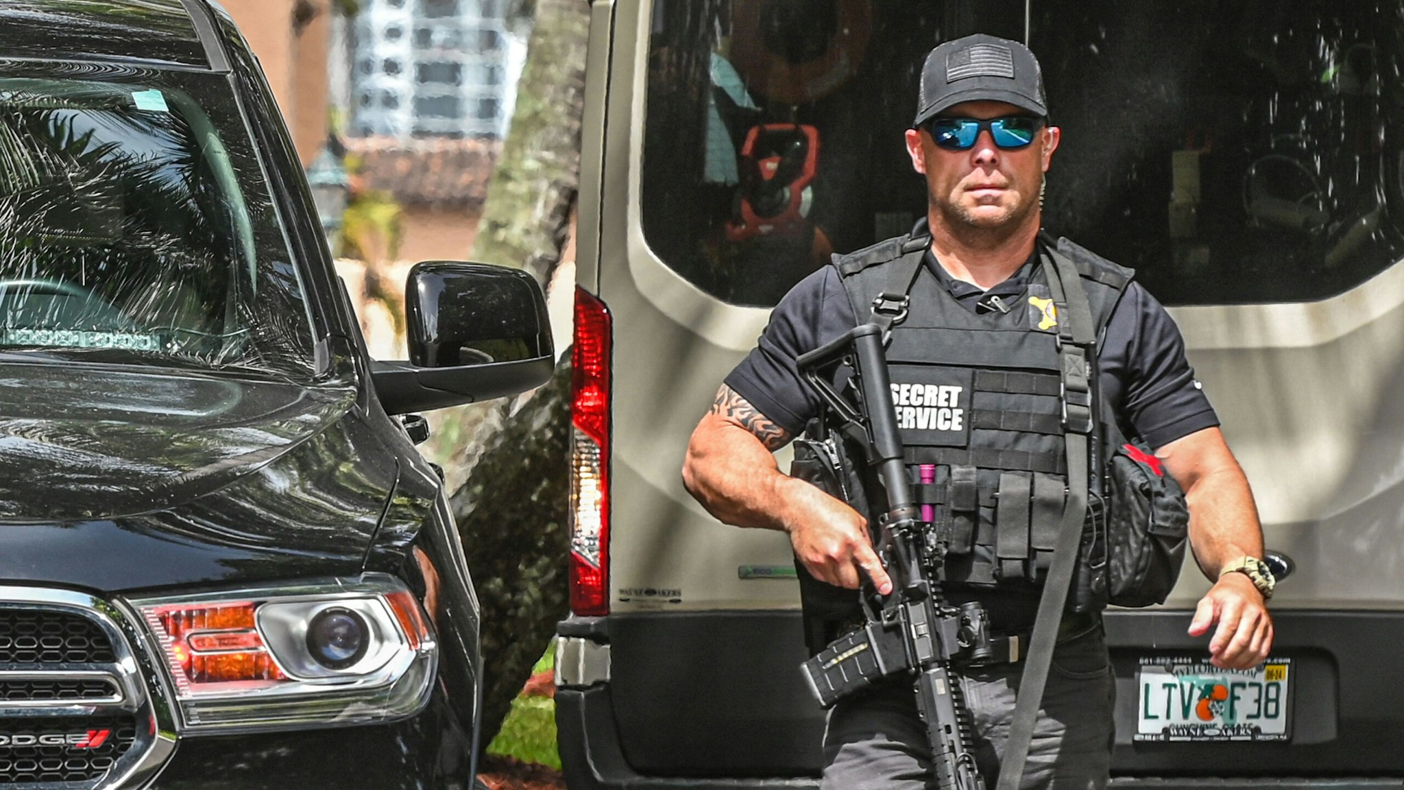 A member of the Secret Service is seen in front of the home of former President Donald Trump at Mar-A-Lago in Palm Beach, Florida on August 9, 2022. - Former US president Donald Trump said August 8, 2022 that his Mar-A-Lago residence in Florida was being "raided" by FBI agents in what he called an act of "prosecutorial misconduct."