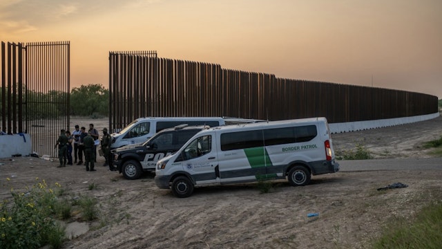Migrant Border Crossings At The Southern Border Continue Despite Title 42 Ruling EAGLE PASS, TEXAS - MAY 21: Border Patrol officers process migrants after they crossed the Rio Grande into the U.S. on May 21, 2022 in Eagle Pass, Texas. Title 42, the controversial pandemic-era border policy enacted by former President Trump, which cites COVID-19 as the reason to rapidly expel asylum seekers at the U.S. border, was set to officially expire on May 23rd. A federal judge in Louisiana delivered a ruling yesterday blocking the Biden administration from lifting Title 42. (Photo by Brandon Bell/Getty Images) Brandon Bell / Staff