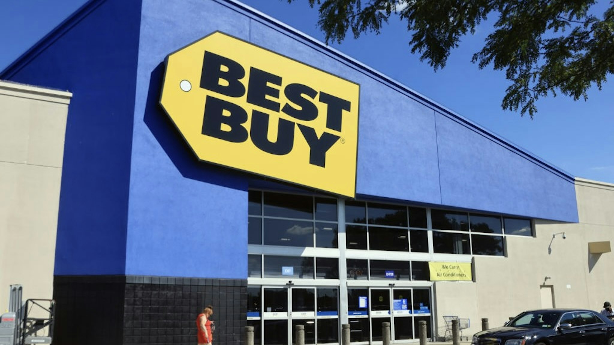 General Views of New York LEVITTOWN, NEW YORK - SEPTEMBER 15: A general view of a Best Buy store on September 15, 2022 in Levittown, New York, United States. Many families along with businesses are suffering the effects of inflation as the economy is dictating a change in spending habits. (Photo by Bruce Bennett/Getty Images) Bruce Bennett / Staff