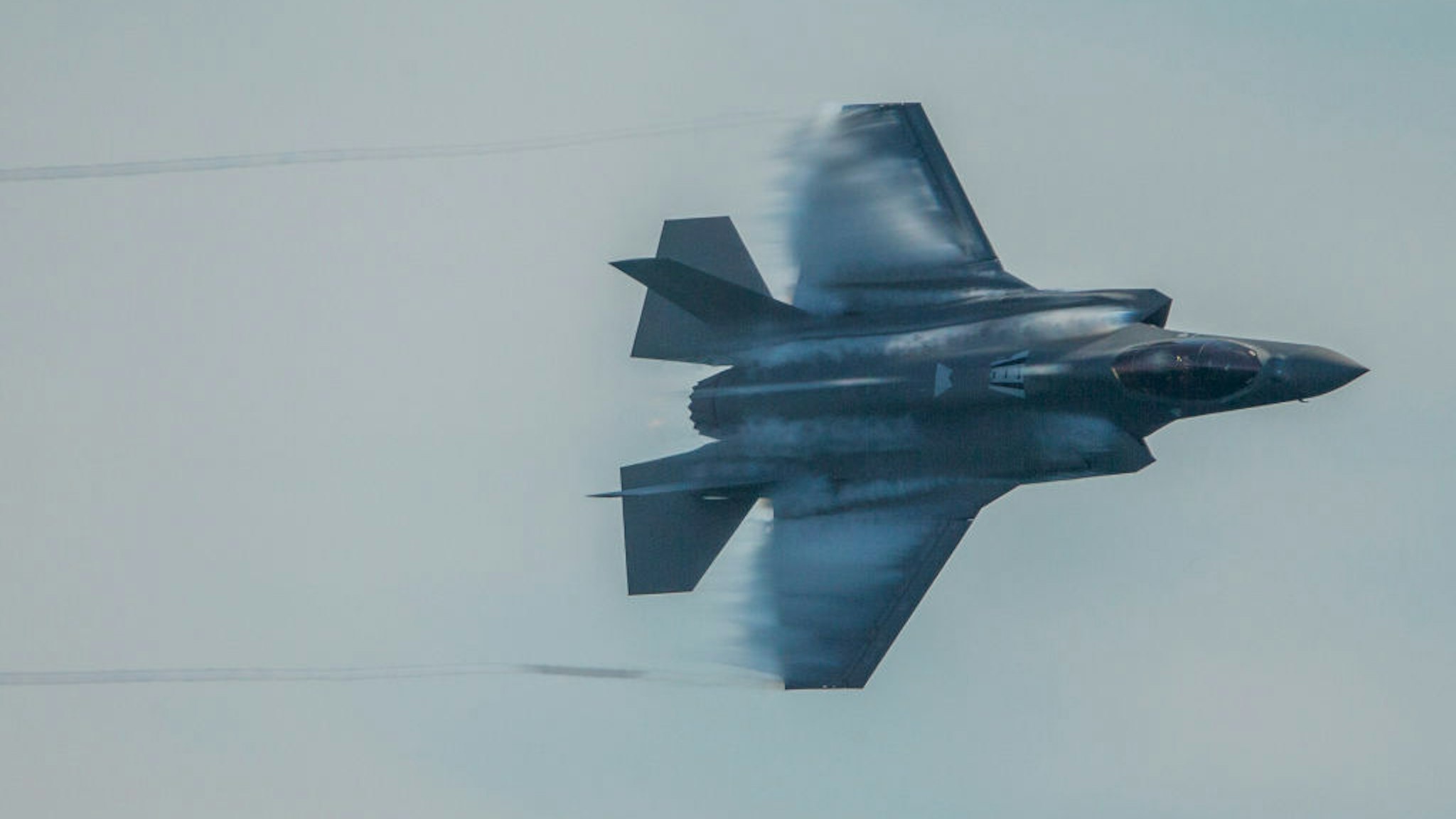 TORONTO, ON - SEPTEMBER 3: USAF F-35 shows vapour cloud forming as it performs a high speed turn. The Canadian International Air Show returned to the Toronto waterfront with a 3 hour show ending with a USAF F-35 Demonstration team. CORONAPD Toronto Star. (Rick Madonik/Toronto Star via Getty Images)