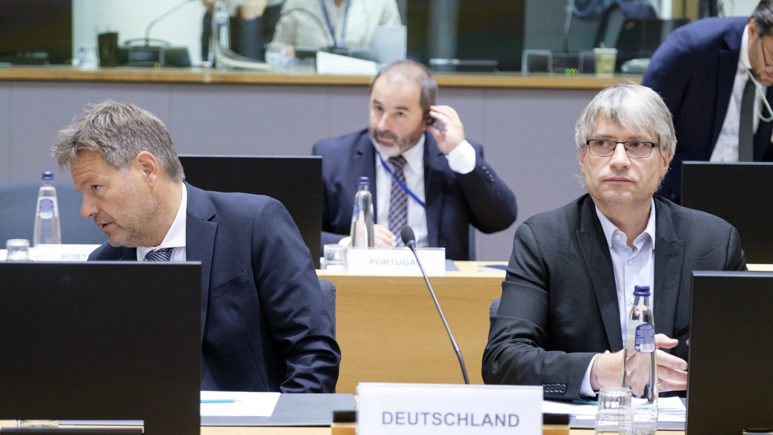 European Union Questions Russian Oil Price Cap, Considers Making Fossil Fuel Companies Pay A ‘Solidarity Contribution’