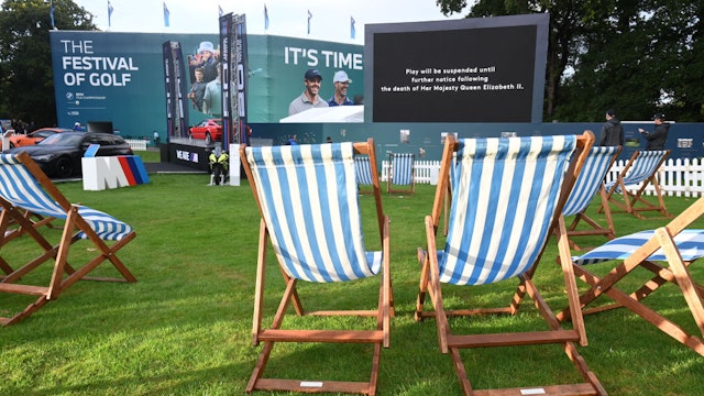 VIRGINIA WATER, ENGLAND - SEPTEMBER 08: A screen displays the announcement that play is to be suspended following the death of Her Majesty Queen Elizabeth II during Day One of the BMW PGA Championship at Wentworth Golf Club on September 08, 2022 in Virginia Water, England. (Photo by Eamonn M. McCormack/Getty Images)