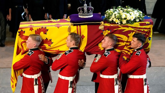 Pallbearers from The Queen's Company, 1st Battalion Grenadier Guards carry the coffin of Queen Elizabeth II into Westminster Hall at the Palace of Westminster in London on September 14, 2022, to Lie in State following a procession from Buckingham Palace. - Queen Elizabeth II will lie in state in Westminster Hall inside the Palace of Westminster, from Wednesday until a few hours before her funeral on Monday, with huge queues expected to file past her coffin to pay their respects.