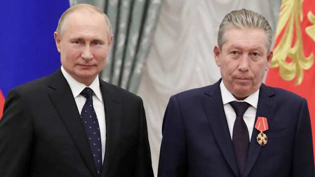 Russia's President Vladimir Putin (L) and Chairman of the Board of Directors of Oil Company Lukoil Ravil Maganov (R) pose for a photo during an awarding ceremony at the Kremlin in Moscow on November 21, 2019. - Russian oil producer Lukoil said on September 1, 2022 its chairman Ravil Maganov had died following a "serious illness", after Russian media cited sources saying the 67-year-old died after falling out of a hospital window.