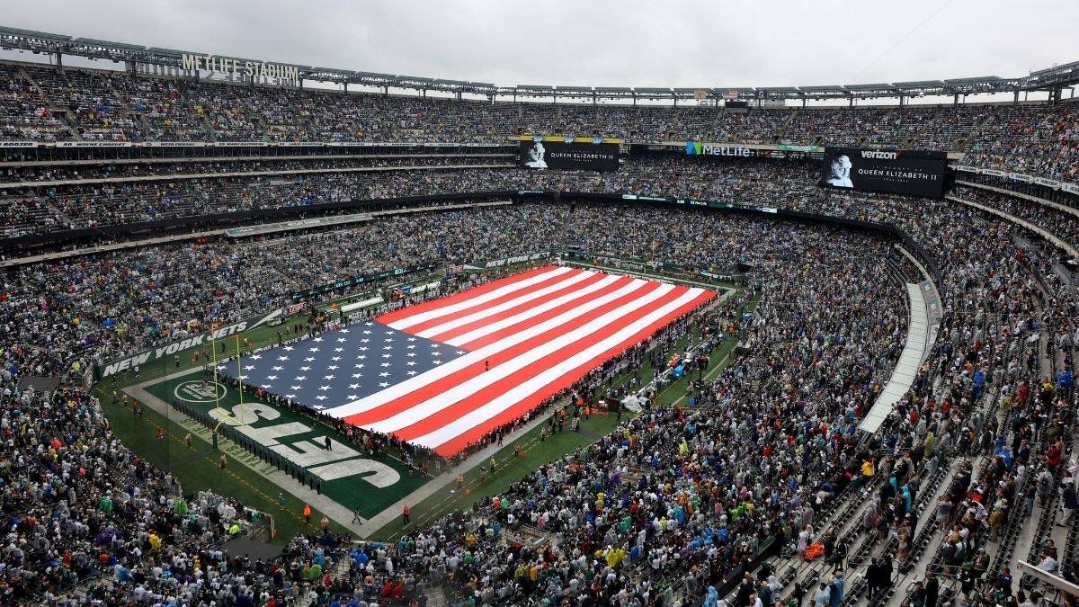 Watch: Fans Sing National Anthem Along With NYPD Officer At Jets-Ravens  Game