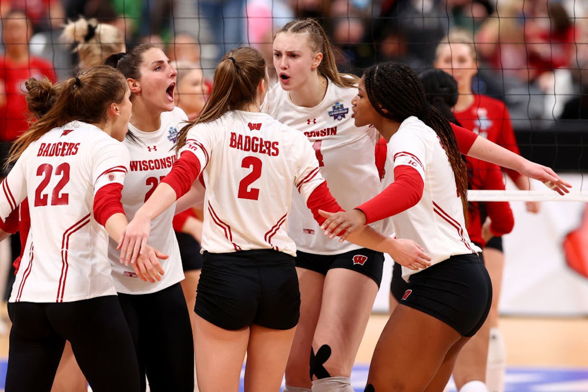 private-photos-posted-of-uw-women-s-volleyball-team-baring-breasts