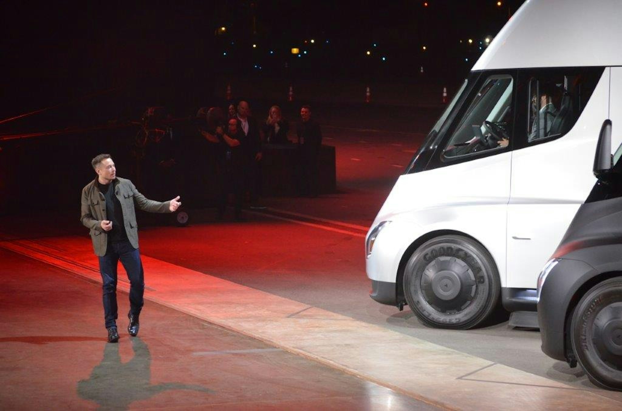 Tesla Chairman and CEO Elon Musk unveils the new "Semi" electric Truck to buyers and journalists on November 16, 2017 in Hawthorne, California, near Los Angeles. / AFP PHOTO / Veronique DUPONT (Photo credit should read
