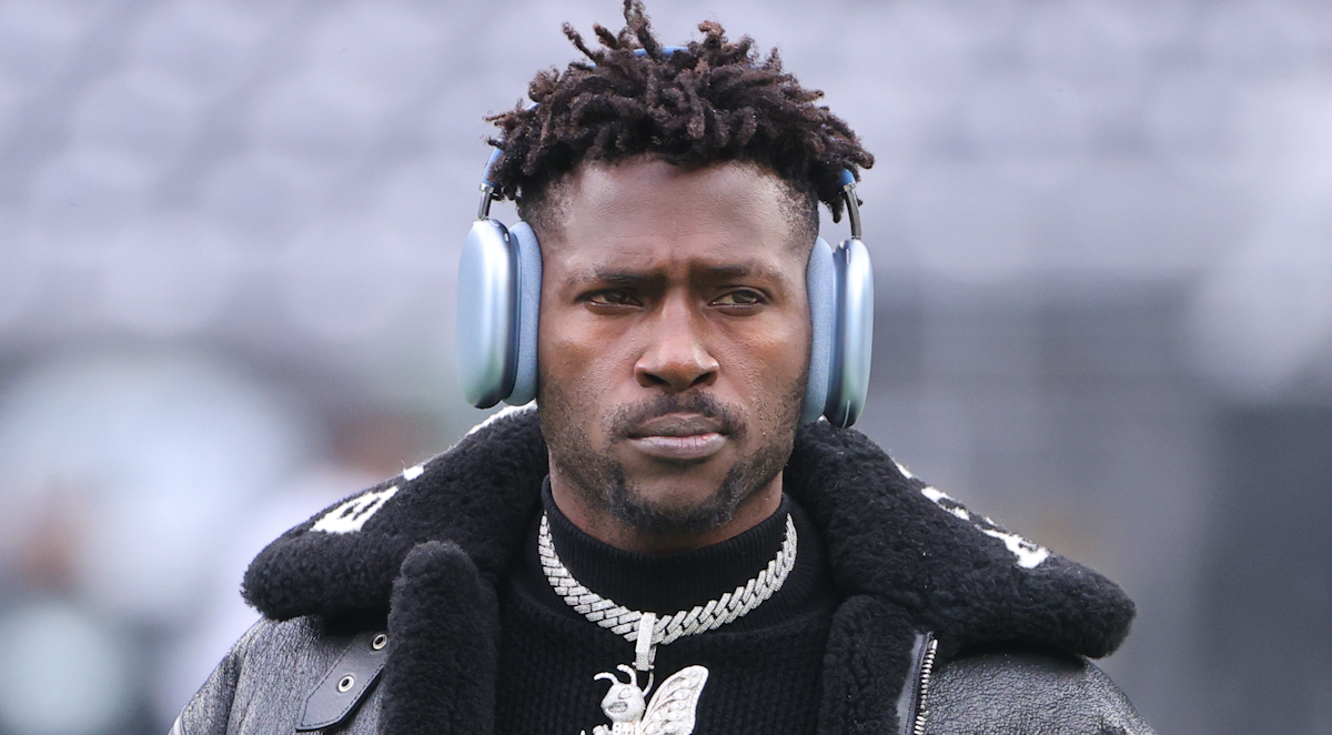 Nfl Wide Receiver Antonio Brown Responds To Controversial Video Of Him Allegedly Exposing 5356