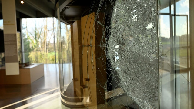 Picture taken on November 23, 2022 shows a broken window at the Celtic and Roman museum in Manching, southern Germany, from where a hoard of Celtic coins was stolen. - The coins were stolen from the museum in a seemingly daring raid in the early hours of November 22, 2022. Investigators did not provide any other details as to the circumstances surrounding the heist, but local officials highlighted a disruption to phone and internet services. Discovered in 1999, the coins can be dated back to "around 100 years before Christ" and have a value of "several million euros", according to police. (Photo by CHRISTOF STACHE / AFP)