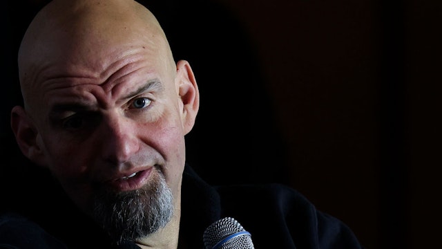 WILKES BARRE, PENNSYLVANIA - NOVEMBER 03: Lieutenant Governor of Pennsylvania and Democratic U.S. Senate candidate John Fetterman speaks during a campaign event focused on the economy November 3, 2022, in Wilkes-Barre, Pennsylvania. Fetterman faces Republican candidate Dr. Mehmet Oz as part of next Tuesday’s midterm elections. (Photo by Win McNamee/Getty Images)