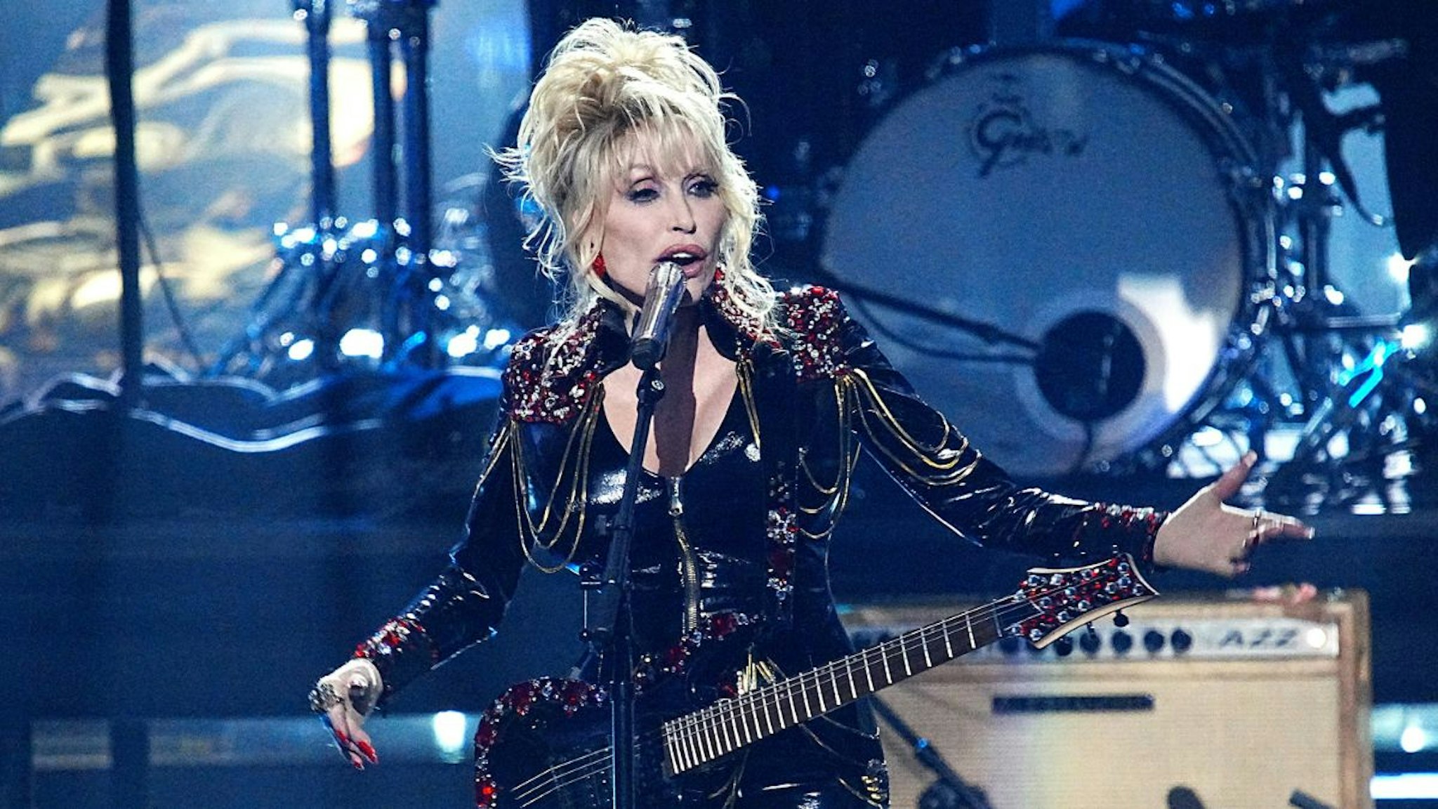 Inductee Dolly Parton performs on stage during the 37th Annual Rock & Roll Hall Of Fame Induction Ceremony at Microsoft Theater on November 05, 2022 in Los Angeles, California.