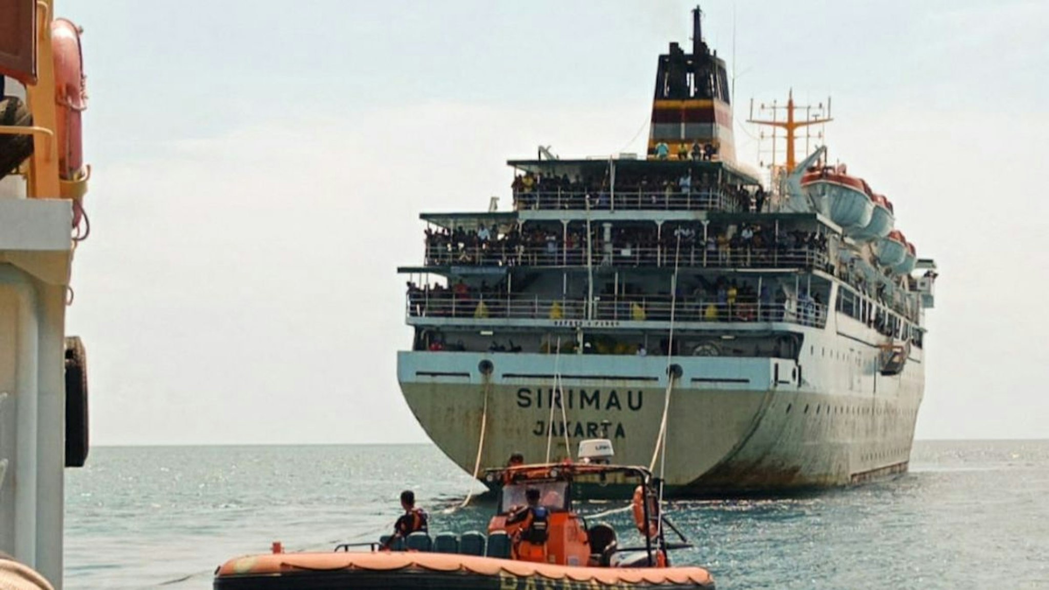 Indonesian rescuers evacuate hundreds of passengers from the KM Sirimau ferry off the coast of Lembata on May 19, 2022.