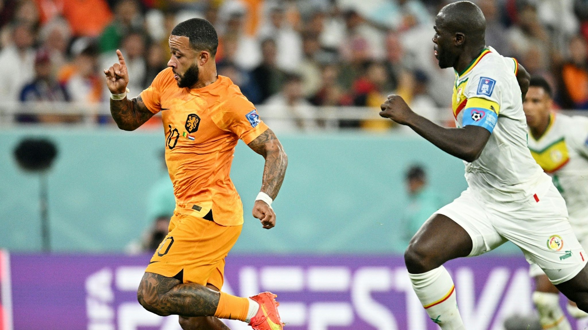 Memphis Depay of Netherlands runs with the ball during the FIFA World Cup Qatar 2022 Group A match between Senegal and Netherlands at Al Thumama Stadium on November 21, 2022 in Doha, Qatar.