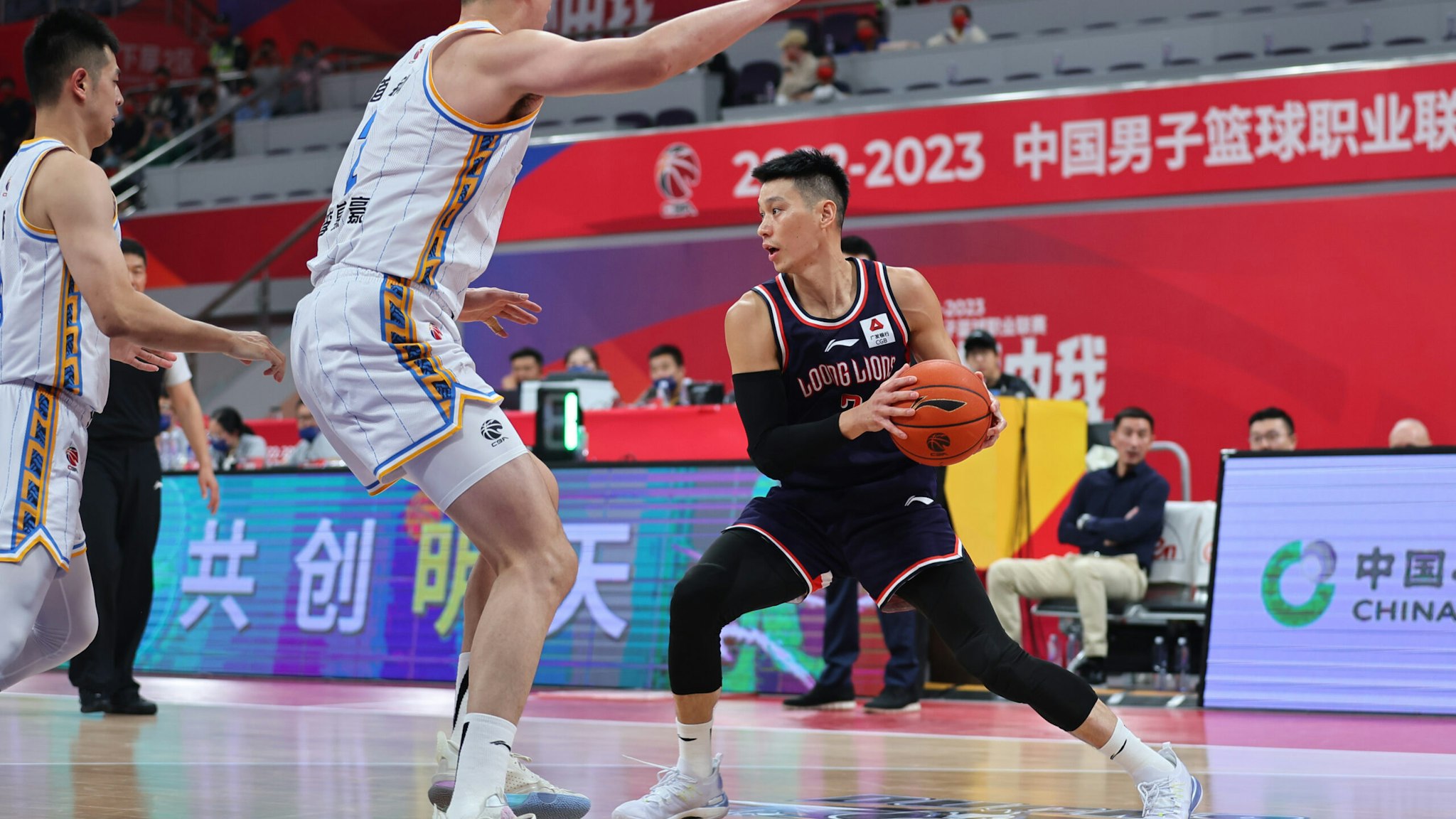 Former NBA guard Jeremy Lin, who now plays pro basketball in China, was fined Friday for criticizing the country’s quarantining of athletes amid widespread demonstrations against Beijing’s draconian COVID lockdowns.