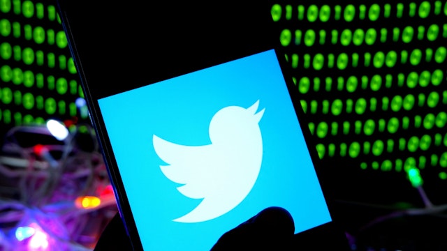 INDIA - 2022/10/25: In this photo illustration, a Twitter logo is displayed on a smartphone.