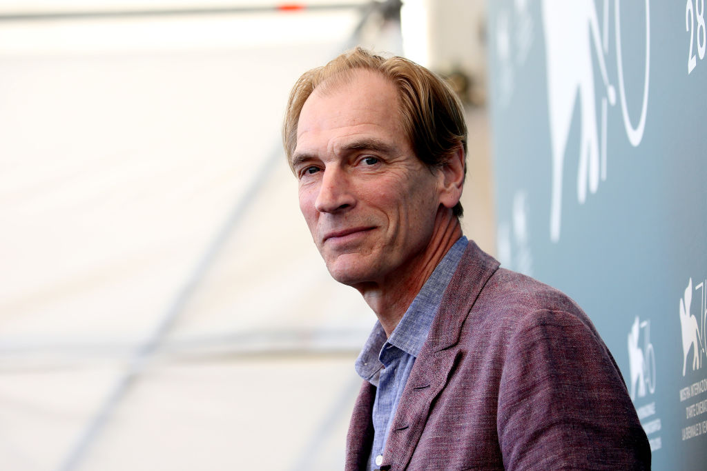 Efforts to locate British actor Julian Sands hindered by severe alpine conditions. Resumes being searched.