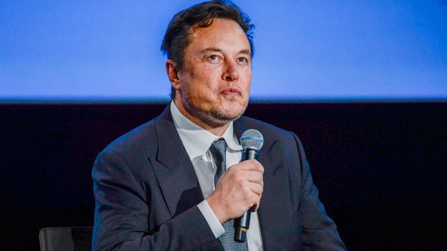 Tesla CEO Elon Musk looks up as he addresses guests at the Offshore Northern Seas 2022 (ONS) meeting in Stavanger, Norway on August 29, 2022. - The meeting, held in Stavanger from August 29 to September 1, 2022, presents the latest developments in Norway and internationally related to the energy, oil and gas sector. - Norway OUT (Photo by Carina Johansen / NTB / AFP) / Norway OUT