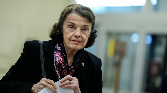 WASHINGTON, DC - SEPTEMBER 12: Sen. Dianne Feinstein (D-CA) walks through the Senate Subway on her way to a vote at the U.S. Capitol September 12, 2022 in Washington, DC. As lawmakers return to Washington this week, Congress has until September 30 to pass to a continuing resolution to fund the government and avert a government shutdown. (Photo by Drew Angerer/Getty Images)