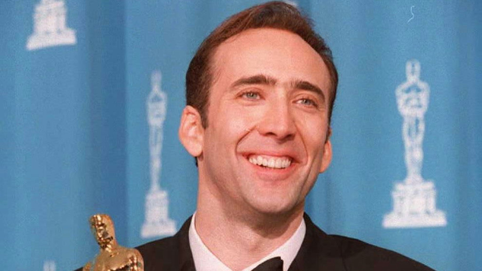 Nicolas Cage, the winner of Best Actor for his role as the self-destructive alcoholic Ben Sanderson in "Leaving Las Vegas," poses with his Oscar at the 68th annual Academy Awards 25 March at the Dorothy Chandler Pavilion in Los Angeles.