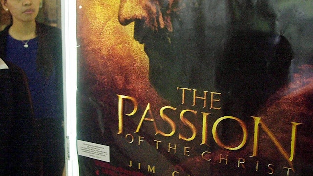 Filipinos head to theaters to watch Mel Gibson's controversial film "The Passion of the Christ", 31 March 2004.