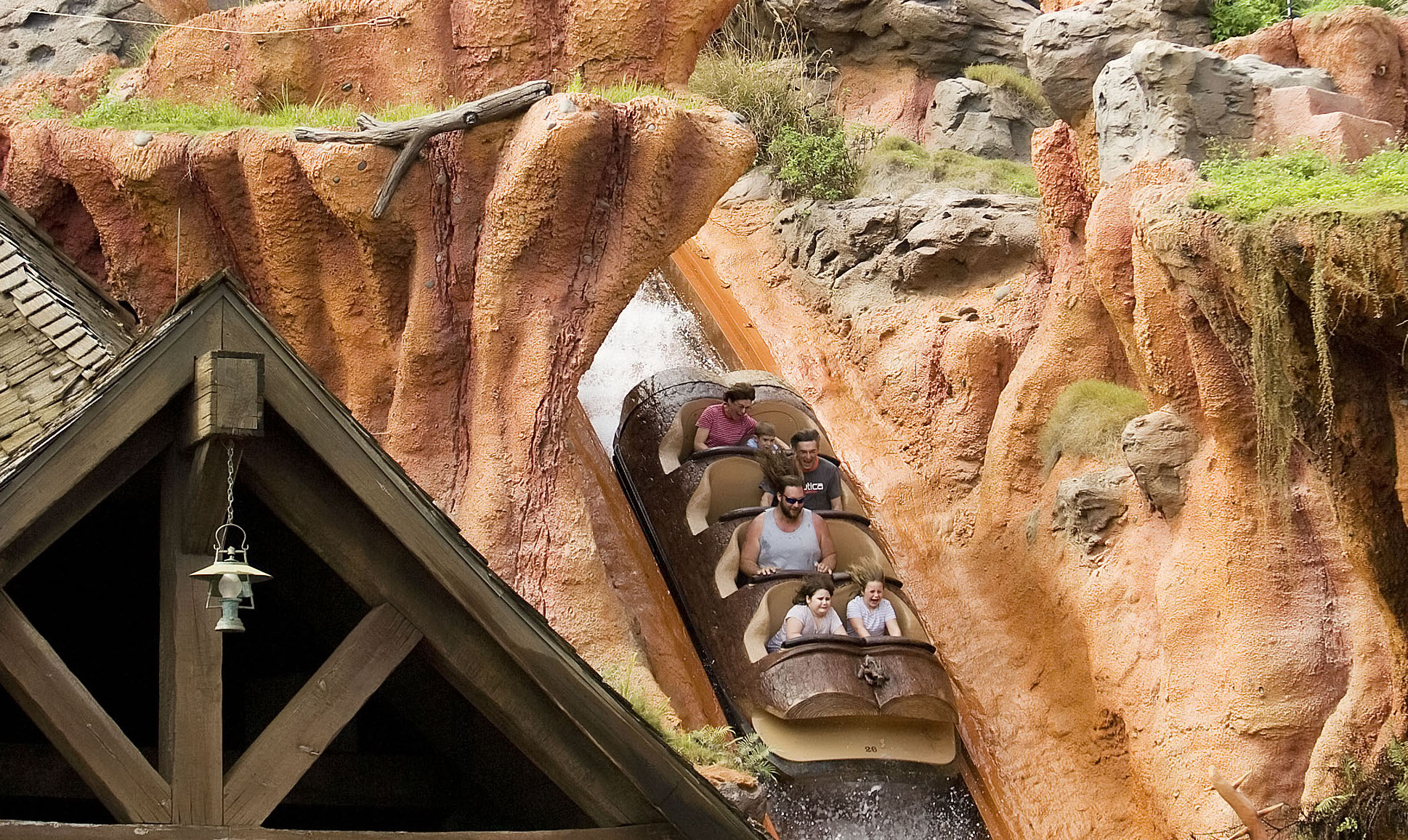 Fans Bid Farewell To Disney World’s Splash Mountain As It Closed After 30 Years Due To Racism Assertions