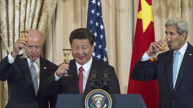 (L-R) US Vice President Joe Biden, Chinese President Xi Jinping and US Secretary of State John Kerry make a toast during a State Luncheon for China hosted by Kerry on September 25, 2015 at the Department of State in Washington, DC.