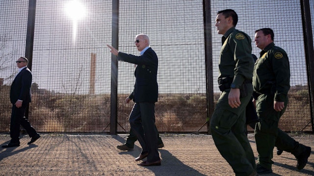 TOPSHOT - US President Joe Biden walks along the US-Mexico border fence in El Paso, Texas, on January 8, 2023. - Biden went to the US-Mexico border on Sunday for the first time since taking office, visiting an El Paso, Texas entry point at the center of debates over illegal immigration and smuggling.