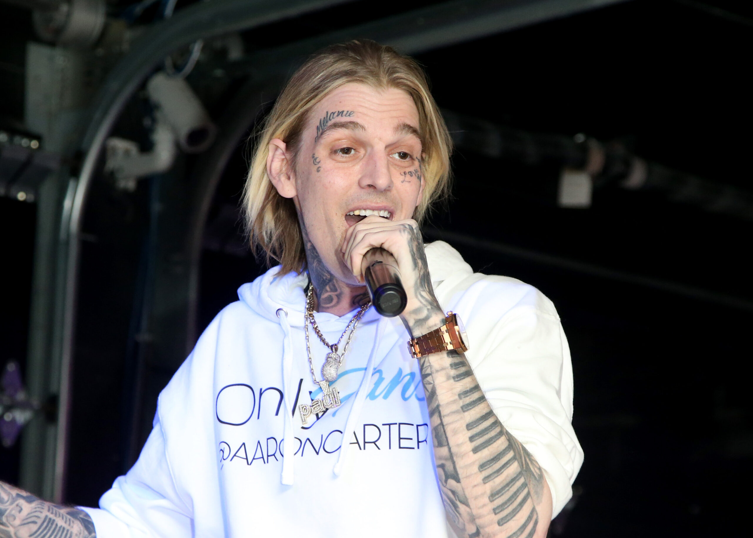 L.A. Sheriff’s Department Insists ‘No Evidence Of Foul Play’ After Aaron Carter’s Mom Shares Graphic Death Scene Photos