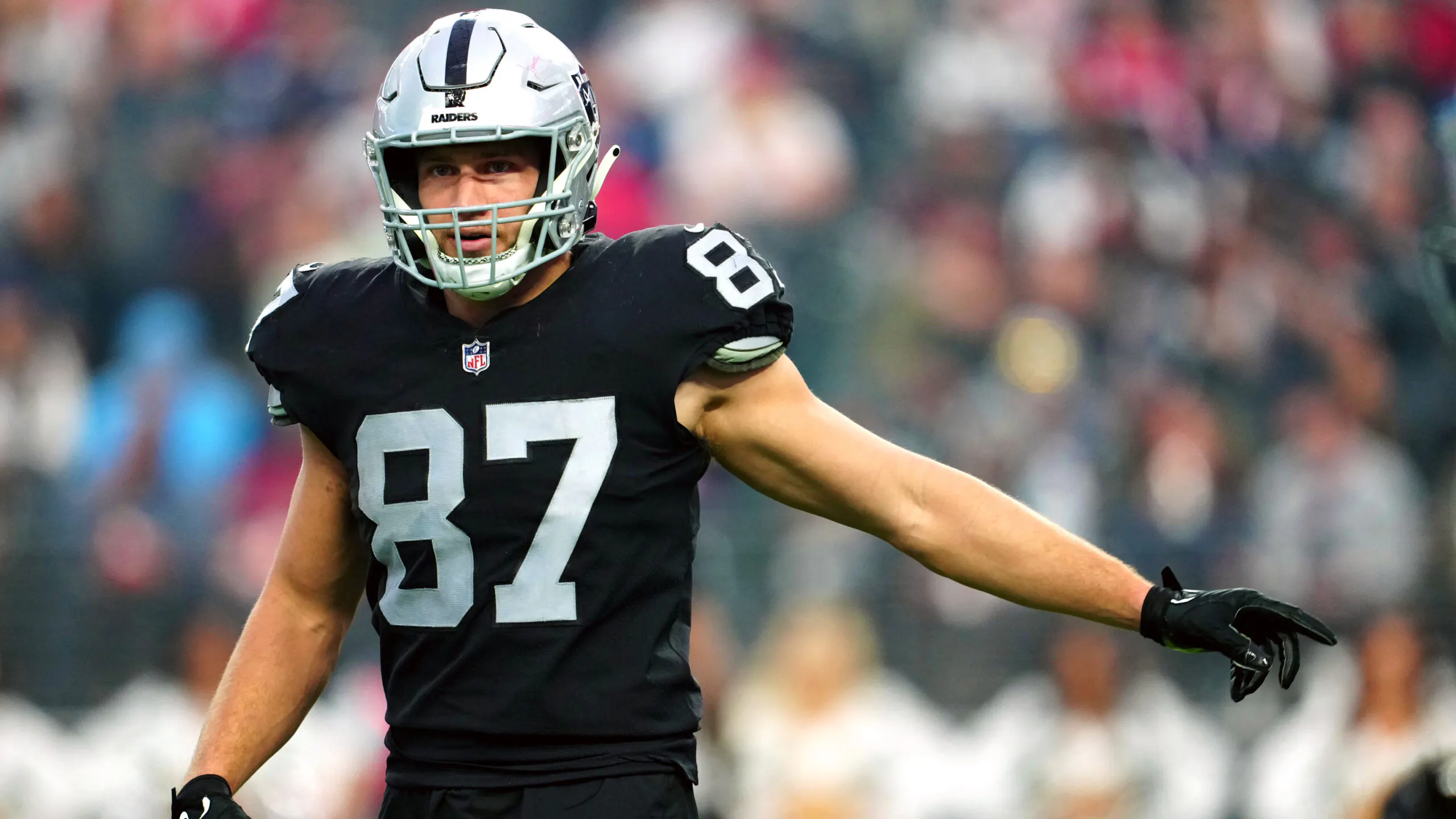 NFL Tight End Steps Away From Football After Getting Life-Changing Diagnosis