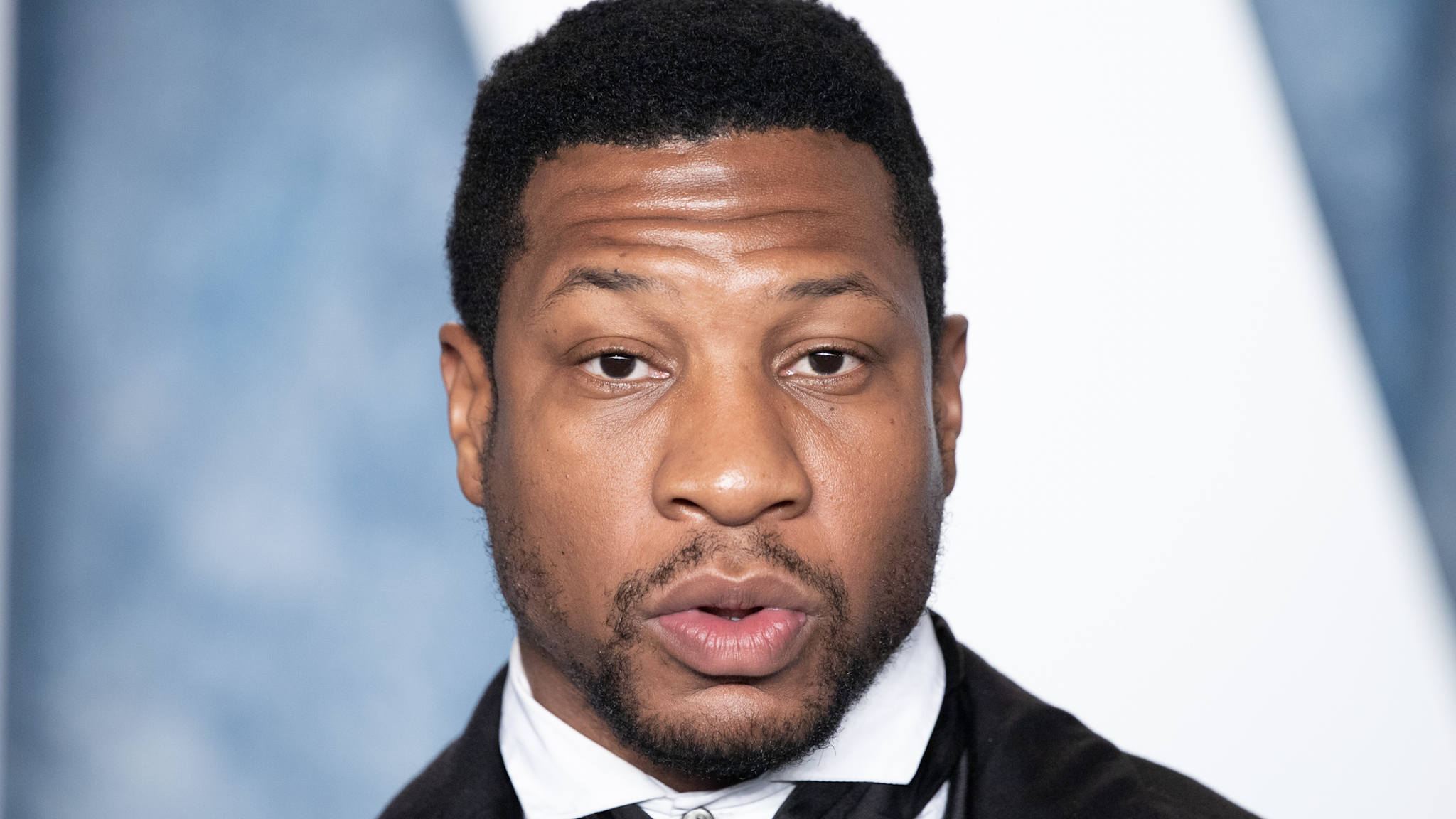 BEVERLY HILLS, CALIFORNIA - MARCH 12: Jonathan Majors attends the 2023 Vanity Fair Oscar Party hosted by Radhika Jones at Wallis Annenberg Center for the Performing Arts on March 12, 2023 in Beverly Hills, California.