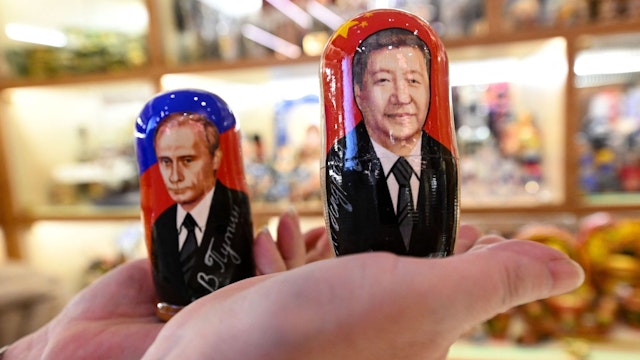 This picture taken on March 20, 2023 shows traditional Russian wooden nesting dolls, called Matryoshka dolls, depicting Chinese President Xi Jinping and Russian President Vladimir Putin at a gift shop in central Moscow. - Chinese leader arrived in Moscow on Monday saying his first state visit to Russia since the Ukraine conflict broke out would give "new momentum" to bilateral ties.