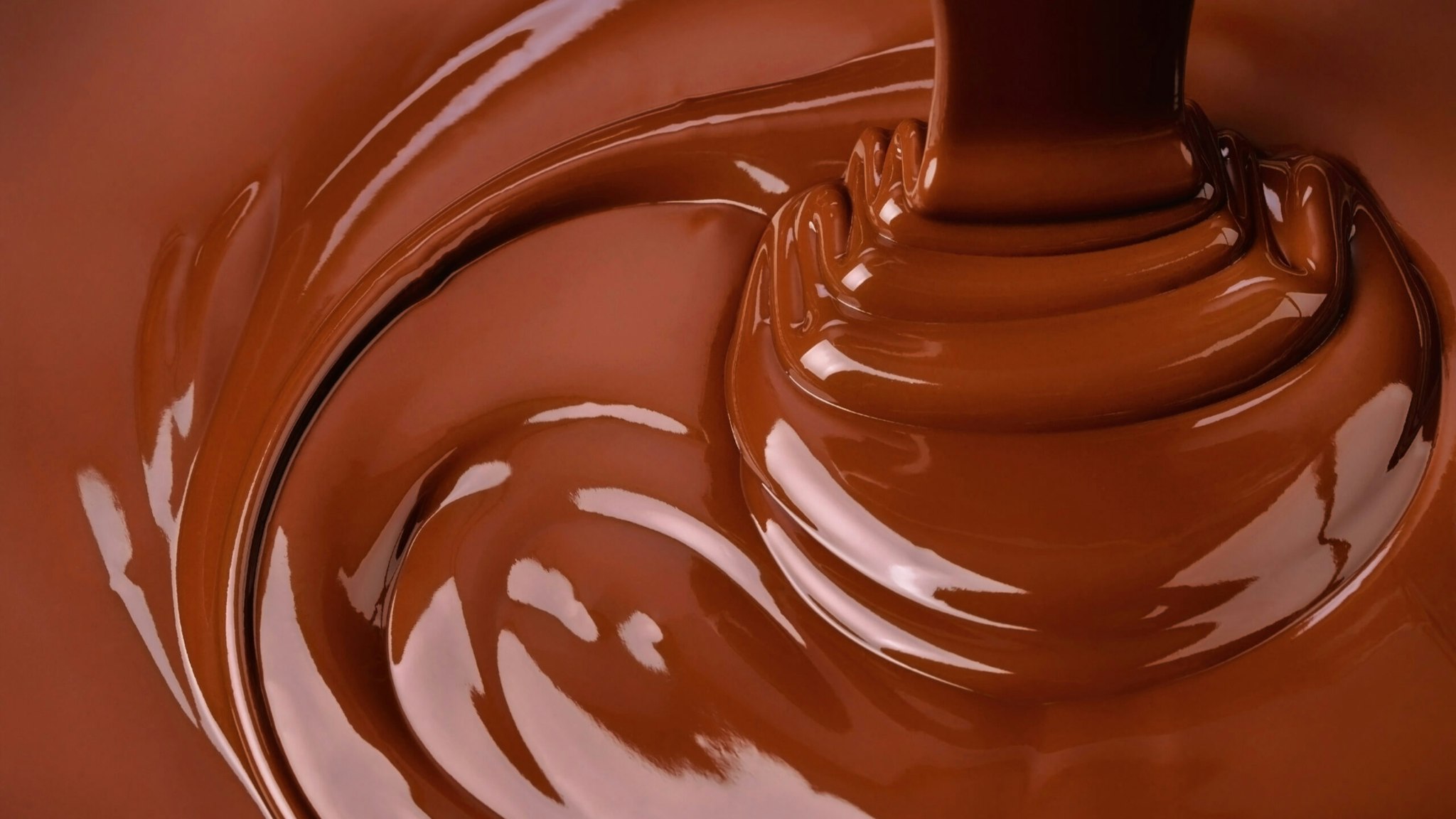 Stream melt chocolate spreads in waves.