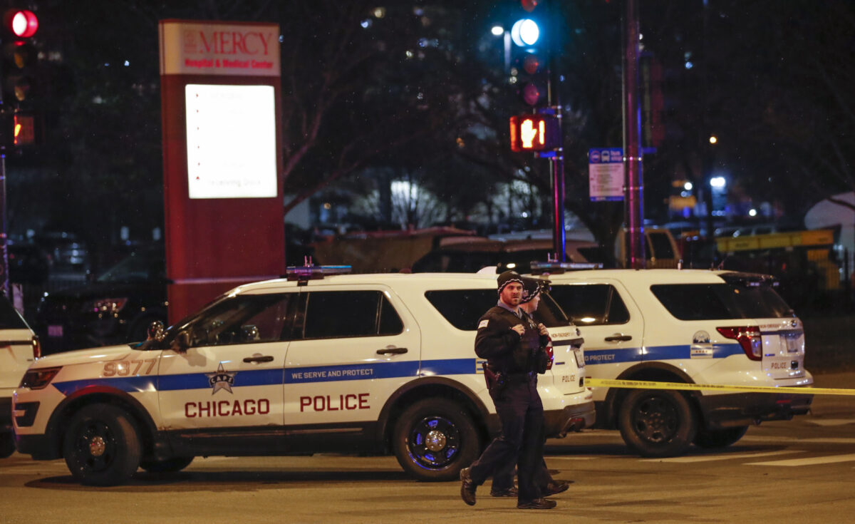 Bedlam As Hundreds Of Teenagers Inundate Downtown Chicago