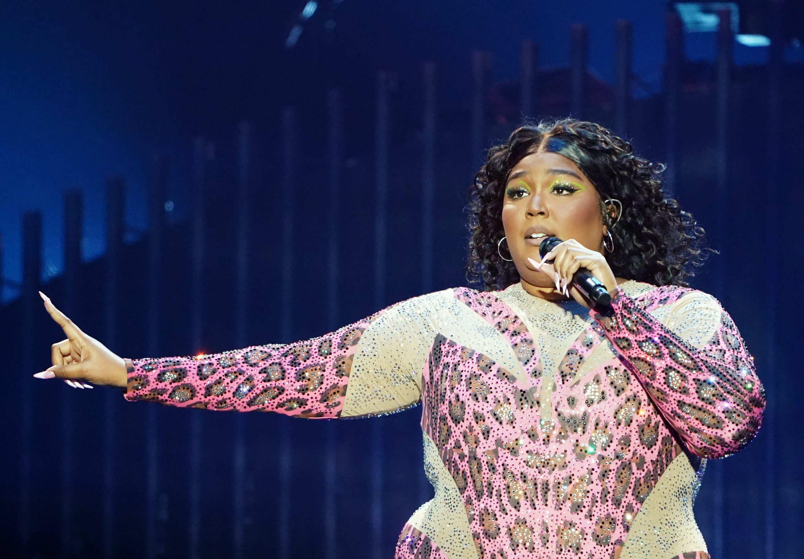 Lizzo brings the heat to Tennessee with a fierce concert featuring drag queens of all ages! But it’s not just about the music – she’s also taking a stand against a new state law that’s trying to censor “adult cabaret” performances in front of kids. This is one show you won’t want to miss!