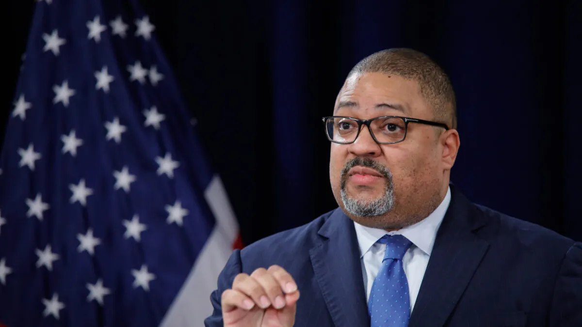 Alvin Bragg Brings Felony Charges For Fake Vax Cards, Gives Violent Perps A Pass: Judge Says No Way