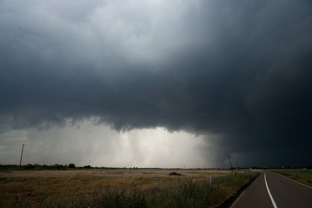 Huge Tornado Batters Oklahoma With Baseball-Sized Storm In The Video” Like A Bomb Won Off.”